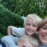 Ebba Kleberg von Sydow Instagram - Helgen RYMS ej i 10 📸 men gör ett försök?! 1. Johan köpte hem ett lass jordgubbar och vi pratade om att snart, snart äter vi skånska… 🍓 2. Söndagskväll i Tessin, 🍦-utflykt med cykel till @stockholmsglassochpastahus för att summera helgen 3. Helgens grågröna trotjänare @volvocarse som flängde mellan pingisturnering i Tyresö, simhallen & tenniscup… 4. Mixed-dubbel ute, handen höll, prisa Gud! 5. Måste vara förevigas, så vemodigt vackert överallt just nu att jag inte vet vart jag ska ta vägen 6. Mamma @helenvonsydow skickade rapport från vackraste, härligare bröllopet i Göteborg, så kul och vi skålade på distans - gammal familjevän gifte sig och jag hoppas få receptet till tårtan 😋 7. Skålade som sagt, i kvällssolen i våra kvarter, Johan och jag. Välförtjänt! 8. Joggade långsamt 6,6 km runt Djurgårdskanalen - så himla stolt över att vi GJORDE det. Nu kör vi @tarnlund 💪🏽 En runda i taget! 9. Skålade för Norge 🇳🇴 hos kära vänner @silfverschiold och det var underbart, skrattigt och varmt på alla vis - svävade på detta genom helgen! 10. Myset här hemma nu…! ❤️