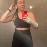 Ebba Kleberg von Sydow Instagram - Hej 2024, NU kör vi! Avgipsad = firar härmed MITT nyår. Att kunna skåla (well, snart iaf) med höger hand! Absolut mer synd om andra - men har helt ärligt varit rejält jobbigt (och fyfarao så ont jag hade, efter olyckan när jag störtade rakt ner i gatan och bröt ett ben i handen, på DAGEN när jag just repat mig efter en annan hälsogrej, som sänkt min höst) och segt att jobba runt en gipsad höger. Med skrivande, med massa jobb som tagit dubbla tiden, uppdrag, plåtningar, TV-jobb och ja, att vara bortskämd med två fungerande händer… ✊🏽 Också en förklaring till dålig pepp på vissa fronter i livet, vilket nog skymtat även här på Insta ❤️ Nu: Rehab och som jag konstaterade på gymmet imorse: Målbild denna vår? Skadefri kropp. Herregud som jag drömmer om det. En stor, stark längtan efter att vara smärtfri och fungerande ❤️ SWIPE höger för bildbevis (ok, kanske skryt?!) för de gånger jag ändå kommit iväg till gymmet trots gipshanden! Alla gångerna jag INTE kommit iväg blev det alltså ingen selfie… 🥹 Men som med så mycket annat, fokusera på det som BLIR AV 💪🏽