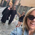 Ebba Kleberg von Sydow Instagram - Senaste 📸 dagarna… ❤️ 1. Syrendoft, jeansjacka & ballerina 2. Massor att plåta men LIKA viktigt med fika i solen ❤️ @lisa.hooks & @byelvira 3. Familjedubbel och avslutning på bästa klubben @lidingo_btk och Klas & Johan kommer med med buckla! 🤩 4. Work in progress / change is good! 5. På väg till 10-årsfirande som sent ska glömmas 🥂 @ceciliablankens 6. Hurra för @yourblankens och skorna på bordet ÄR vid speciella tillfällen högst befogat! 🛎️ 7. Funktionärströja på 🙋🏼‍♀️ Att få prata, heja och peppa på alla duktiga, modiga tävlande barn på Stockholms knattesim var så lyxigt - och roligt! 8. Maratonlördag! Skrålande från vår balkong där alla sprang förbi - och promenerade genom stan och folkfesten! Njöt! Och blev springsugen! 9. Just nu. Överallt. Utmanar mig själv att VARJE dag, nån liten stund, släppa ner axlarna och njuta. 10. Grustennis och lycka över att handen håller - bara servehelvetet kvar då?! 🤯