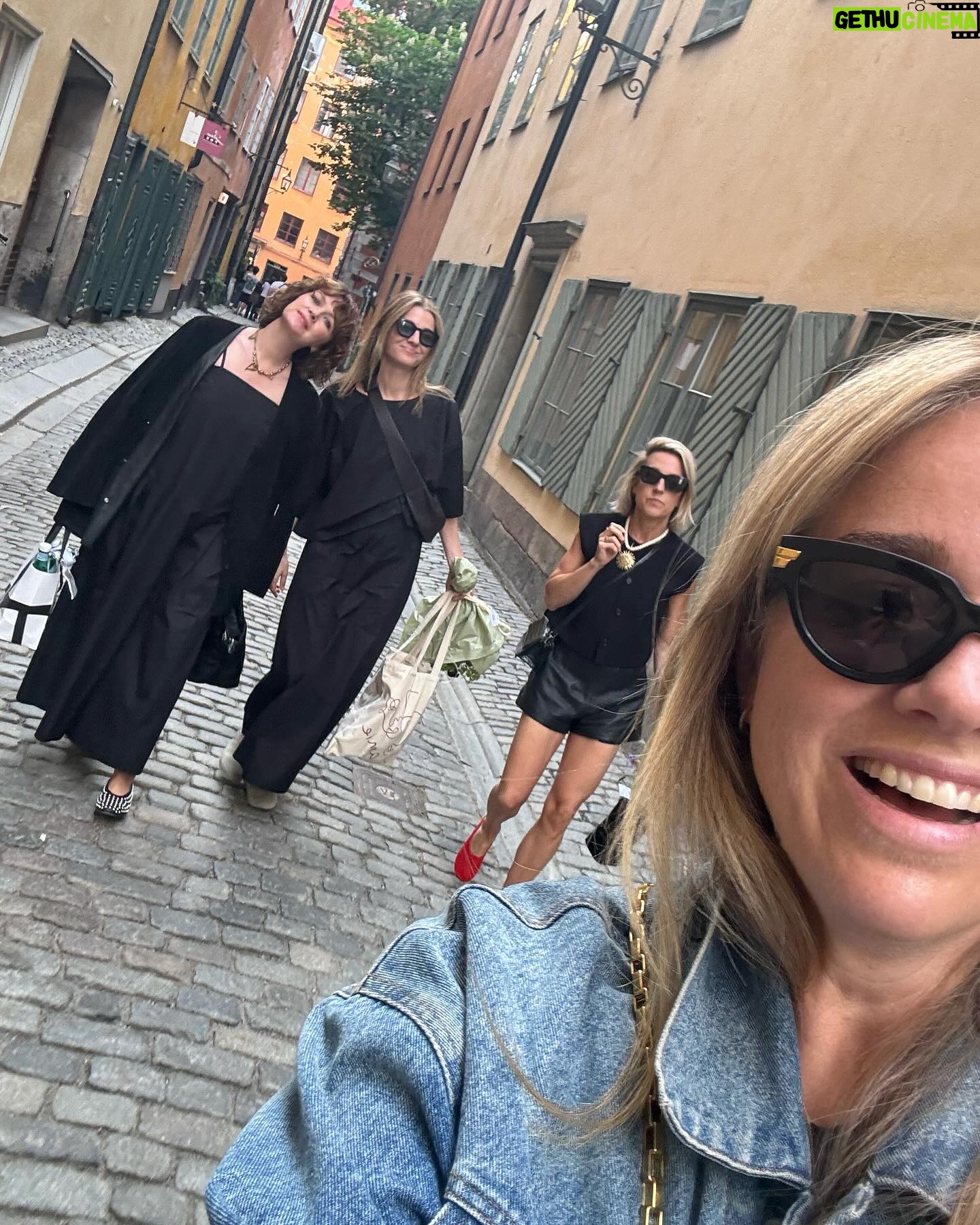 Ebba Kleberg von Sydow Instagram - Senaste đž dagarna⊠â€ïž 1. Syrendoft, jeansjacka & ballerina 2. Massor att plĂ„ta men LIKA viktigt med fika i solen â€ïž @lisa.hooks & @byelvira 3. Familjedubbel och avslutning pĂ„ bĂ€sta klubben @lidingo_btk och Klas & Johan kommer med med buckla! đ€© 4. Work in progress / change is good! 5. PĂ„ vĂ€g till 10-Ă„rsfirande som sent ska glömmas đ„ @ceciliablankens 6. Hurra för @yourblankens och skorna pĂ„ bordet ĂR vid speciella tillfĂ€llen högst befogat! đïž 7. FunktionĂ€rströja pĂ„ đđŒââïž Att fĂ„ prata, heja och peppa pĂ„ alla duktiga, modiga tĂ€vlande barn pĂ„ Stockholms knattesim var sĂ„ lyxigt - och roligt! 8. Maratonlördag! SkrĂ„lande frĂ„n vĂ„r balkong dĂ€r alla sprang förbi - och promenerade genom stan och folkfesten! Njöt! Och blev springsugen! 9. Just nu. Ăverallt. Utmanar mig sjĂ€lv att VARJE dag, nĂ„n liten stund, slĂ€ppa ner axlarna och njuta. 10. Grustennis och lycka över att handen hĂ„ller - bara servehelvetet kvar dĂ„?! đ€Ż