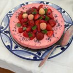 Ebba Kleberg von Sydow Instagram - Helgen RYMS ej i 10 📸 men gör ett försök?! 1. Johan köpte hem ett lass jordgubbar och vi pratade om att snart, snart äter vi skånska… 🍓 2. Söndagskväll i Tessin, 🍦-utflykt med cykel till @stockholmsglassochpastahus för att summera helgen 3. Helgens grågröna trotjänare @volvocarse som flängde mellan pingisturnering i Tyresö, simhallen & tenniscup… 4. Mixed-dubbel ute, handen höll, prisa Gud! 5. Måste vara förevigas, så vemodigt vackert överallt just nu att jag inte vet vart jag ska ta vägen 6. Mamma @helenvonsydow skickade rapport från vackraste, härligare bröllopet i Göteborg, så kul och vi skålade på distans - gammal familjevän gifte sig och jag hoppas få receptet till tårtan 😋 7. Skålade som sagt, i kvällssolen i våra kvarter, Johan och jag. Välförtjänt! 8. Joggade långsamt 6,6 km runt Djurgårdskanalen - så himla stolt över att vi GJORDE det. Nu kör vi @tarnlund 💪🏽 En runda i taget! 9. Skålade för Norge 🇳🇴 hos kära vänner @silfverschiold och det var underbart, skrattigt och varmt på alla vis - svävade på detta genom helgen! 10. Myset här hemma nu…! ❤️