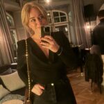 Ebba Kleberg von Sydow Instagram - ‼️ Viktigt: Bridgerton vs Love is Blind?! ❤️❤️❤️❤️❤️ Alltså, om du måste välja - tack @netflixnordic för att vi inte behöver välja… 🤩 #reklam