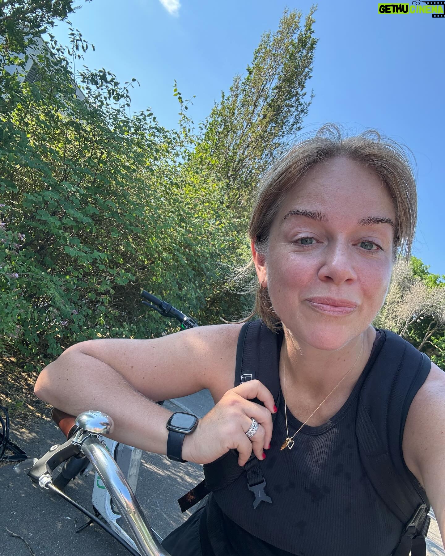 Ebba Kleberg von Sydow Instagram - Senaste đž dagarna⊠â€ïž 1. Syrendoft, jeansjacka & ballerina 2. Massor att plĂ„ta men LIKA viktigt med fika i solen â€ïž @lisa.hooks & @byelvira 3. Familjedubbel och avslutning pĂ„ bĂ€sta klubben @lidingo_btk och Klas & Johan kommer med med buckla! đ€© 4. Work in progress / change is good! 5. PĂ„ vĂ€g till 10-Ă„rsfirande som sent ska glömmas đ„ @ceciliablankens 6. Hurra för @yourblankens och skorna pĂ„ bordet ĂR vid speciella tillfĂ€llen högst befogat! đïž 7. FunktionĂ€rströja pĂ„ đđŒââïž Att fĂ„ prata, heja och peppa pĂ„ alla duktiga, modiga tĂ€vlande barn pĂ„ Stockholms knattesim var sĂ„ lyxigt - och roligt! 8. Maratonlördag! SkrĂ„lande frĂ„n vĂ„r balkong dĂ€r alla sprang förbi - och promenerade genom stan och folkfesten! Njöt! Och blev springsugen! 9. Just nu. Ăverallt. Utmanar mig sjĂ€lv att VARJE dag, nĂ„n liten stund, slĂ€ppa ner axlarna och njuta. 10. Grustennis och lycka över att handen hĂ„ller - bara servehelvetet kvar dĂ„?! đ€Ż