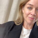 Ebba Kleberg von Sydow Instagram - Livsregel: Bra kappa = tröttnar aldrig. Aldrig! Kärleken till min luggslitna kappa är 🫶🏽 Måste hitta skräddare som kan pussla ihop den, innan den helt faller sönder. Svep höger gör två andra favoriter: Mitt Astrid Necklace och mina Alma XL… ❤️