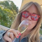 Ebba Kleberg von Sydow Instagram - Helgen RYMS ej i 10 📸 men gör ett försök?! 1. Johan köpte hem ett lass jordgubbar och vi pratade om att snart, snart äter vi skånska… 🍓 2. Söndagskväll i Tessin, 🍦-utflykt med cykel till @stockholmsglassochpastahus för att summera helgen 3. Helgens grågröna trotjänare @volvocarse som flängde mellan pingisturnering i Tyresö, simhallen & tenniscup… 4. Mixed-dubbel ute, handen höll, prisa Gud! 5. Måste vara förevigas, så vemodigt vackert överallt just nu att jag inte vet vart jag ska ta vägen 6. Mamma @helenvonsydow skickade rapport från vackraste, härligare bröllopet i Göteborg, så kul och vi skålade på distans - gammal familjevän gifte sig och jag hoppas få receptet till tårtan 😋 7. Skålade som sagt, i kvällssolen i våra kvarter, Johan och jag. Välförtjänt! 8. Joggade långsamt 6,6 km runt Djurgårdskanalen - så himla stolt över att vi GJORDE det. Nu kör vi @tarnlund 💪🏽 En runda i taget! 9. Skålade för Norge 🇳🇴 hos kära vänner @silfverschiold och det var underbart, skrattigt och varmt på alla vis - svävade på detta genom helgen! 10. Myset här hemma nu…! ❤️