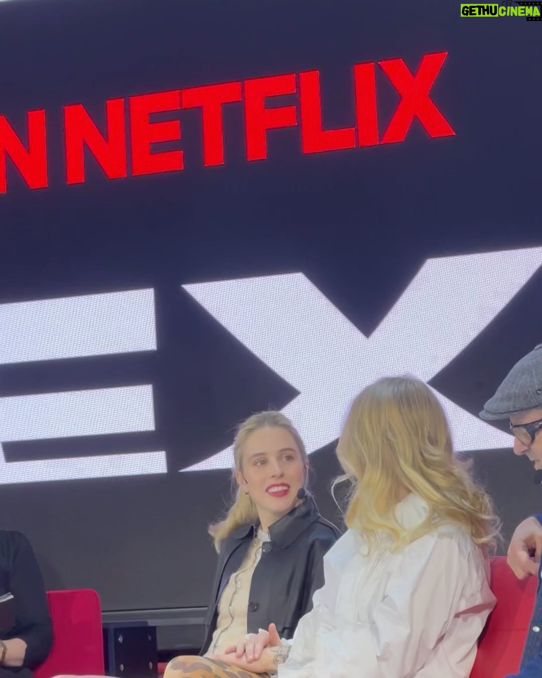 Ebba Kleberg von Sydow Instagram - Reklam @netflixnordic presenterar 26 nordiska satsningar 📺 varav 12 (!) helt nya! Följ med! 1. Älskar mitt jobb! 2. När @amandaromare klev upp på scen med sin serie-dubbelgångare (hennes bok 📕 ska bli serie)! Jublet för Amanda & @carla_sehn_ 💯 3. Next on Netflix! Peppen alltså, äntligen massvis med härligt att se fram emot! 4. Pörni 😍 flyttar in på @netflixnordic 🫶🏽 5. Bridgerton-salen! Kolla till slutet! 6. Klassfoto deluxe & @edvinrydings bjöd på klassiskt klassfoto-uppförande 🫶🏽 #youngroyals 7. Squid Games 2, vem vågar?! 8. Idolen Jo Nesbø, mannen bakom min favorit Harry Hole - som nu föds på nytt hos @netflixnordic 😬 Många pratade om Helikopterrånet, verkar absolut fängslade men hallå, Harry Hole! Längtar så! 9. Ronja Rövardotter 2.0 🫶🏽 10. Sa jag att jag älskar mitt jobb?!