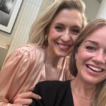 Ebba Kleberg von Sydow Instagram - Skålade 🥂 med @emiliadeporet mitt i veckan - och adderade ÄNNU FLER vansinniga idéer till Säker stil LIVE i oktober, i Stockholm och Göteborg 😱 Stiltips och stilsäkra strategier - givetvis. Det som ÄR @sakerstil 🫶🏽 Men… Ska det sjungas?! Dansas? Quizzas!? Herregud, jag blir nervös bara av tanken 🫣 En del av mig LÄNGTAR också! Och vill boka fler datum, haha! Ska vi inte köra NÅN mer stad?!?