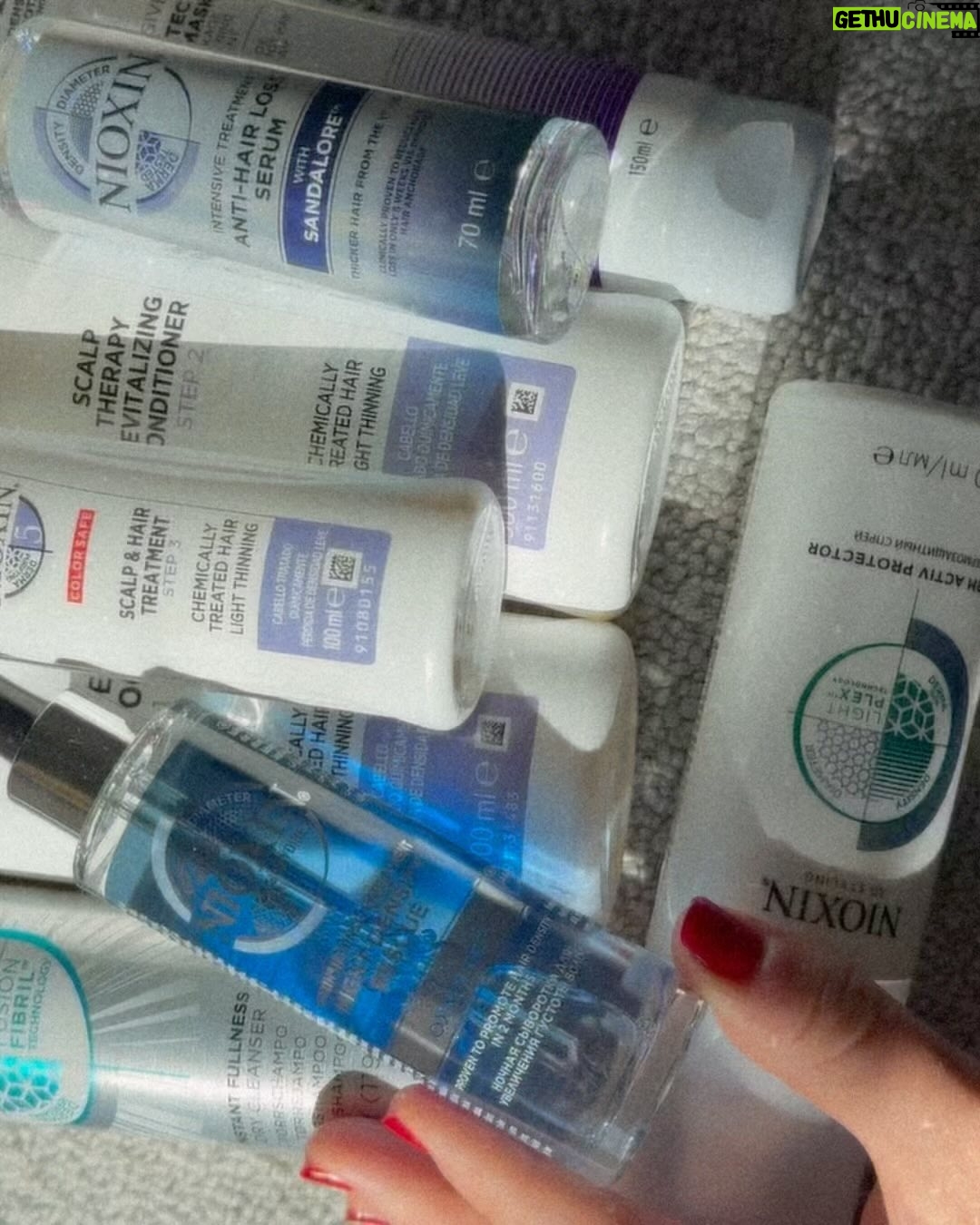 Ebba Kleberg von Sydow Instagram - Reklam: VINN maxat kit med mina Nioxin-favoriter! KOMMENTERA: Ditt happy place i sommar? En brygga, strand, torpet, vad som! 🌿☀️💃🏼# …OCH följ @apohem 🩵 Tack Nioxin för hårvård i världklass - finns hos @apohem 👌🏽 Uppdatera DIN hårvårdsrutin inför sommaren, med Nioxin & @apohem 💦 Vinnare dragna: GRATTIS @juliabodlund @antheens @niinabjorkman ❤️