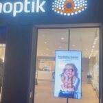 Ebba Kleberg von Sydow Instagram - STOLT reklam! SVEP ➡️ för ”nyp mig i armen”-känsla! Min kampanj @synoptiksweden nu är LIVE i hela landet! Och hos #Synoptik finns mina stilfavoriter, som jag hoppas kan inspirera dig att våga prova något nytt! Eller att bara hitta HEM i dina älsklingsbågar? Tack team 📸 @lisa.hooks & 💄 @byelvira för detta mycket roliga projekt!