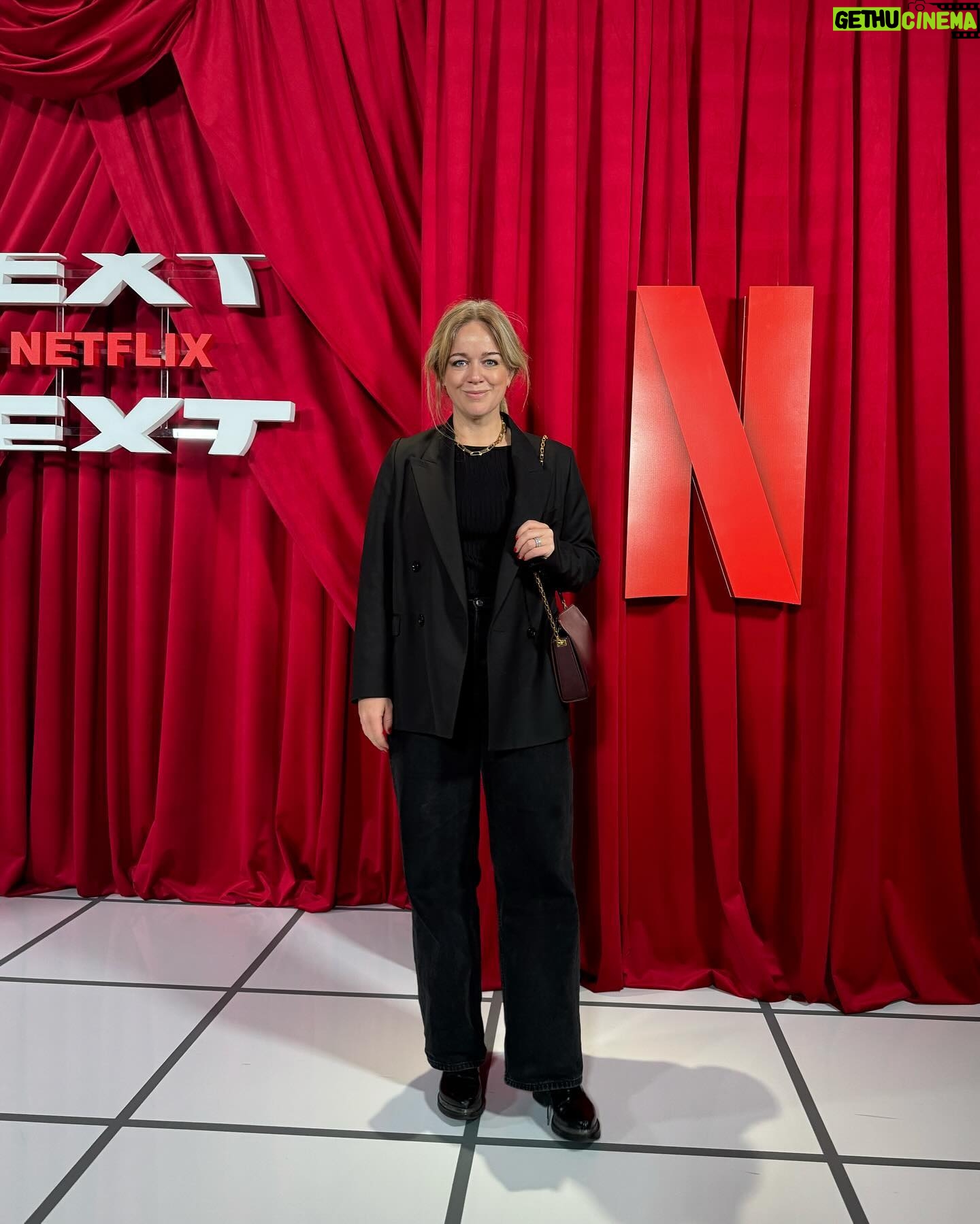 Ebba Kleberg von Sydow Instagram - Reklam @netflixnordic presenterar 26 nordiska satsningar 📺 varav 12 (!) helt nya! Följ med! 1. Älskar mitt jobb! 2. När @amandaromare klev upp på scen med sin serie-dubbelgångare (hennes bok 📕 ska bli serie)! Jublet för Amanda & @carla_sehn_ 💯 3. Next on Netflix! Peppen alltså, äntligen massvis med härligt att se fram emot! 4. Pörni 😍 flyttar in på @netflixnordic 🫶🏽 5. Bridgerton-salen! Kolla till slutet! 6. Klassfoto deluxe & @edvinrydings bjöd på klassiskt klassfoto-uppförande 🫶🏽 #youngroyals 7. Squid Games 2, vem vågar?! 8. Idolen Jo Nesbø, mannen bakom min favorit Harry Hole - som nu föds på nytt hos @netflixnordic 😬 Många pratade om Helikopterrånet, verkar absolut fängslade men hallå, Harry Hole! Längtar så! 9. Ronja Rövardotter 2.0 🫶🏽 10. Sa jag att jag älskar mitt jobb?!