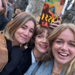 Ebba Kleberg von Sydow Instagram – Tre män och en baby ☝🏽 NÄSTAN! Och två tips om vad du gör denna helg: Lyssna på senaste @sallskapet_podcast (så vi kan PRATA om det sen) och köp Cassi 📖 (så vi kan PRATA om den sen!)