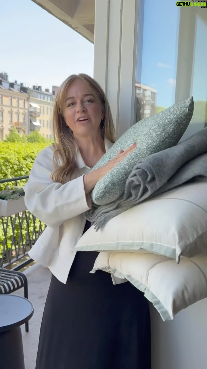 Ebba Kleberg von Sydow Instagram - Reklam @hemtex ☀️ FÖRE / EFTER vår balkong! 5 enkla steg förvandlar omysig plats ☝🏽 till härligt extra rum - jag valde grönt, mycket textil & klassiskt svart som bas. Älskar #Hemtex snygga, genomtänka utemöbler (jo, stolarna går såklart att stapla och tål 🌧️☀️☔️💨), de stilsäkra detaljerna som verkligen förvandlade vår balkong. Lycka att sitta här och njuta! Tack #Hemtex för underbar kollektion, finns i butik & online NU ❤️