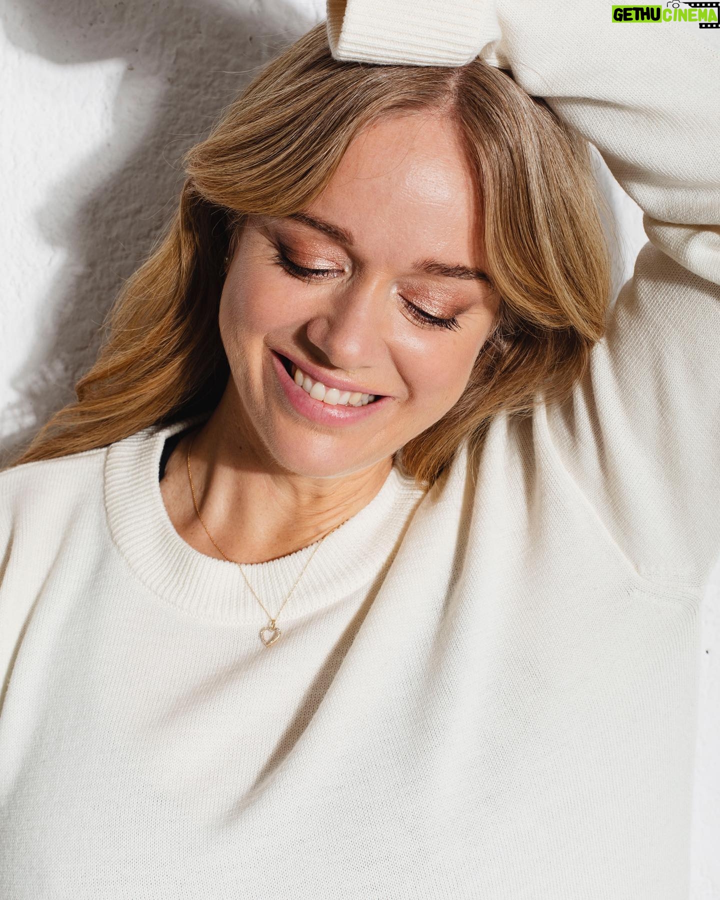 Ebba Kleberg von Sydow Instagram - Mitt diamanthjärta, för att påminna mig om 2024 års viktigaste: Följ ditt hjärta ❤️ Reklam @ebba_jewelry och MYCKET stolt sådan! Mina handgjorda ädla smycken, i 18k guld med naturliga diamanter - smycken att bära nu och alltid.