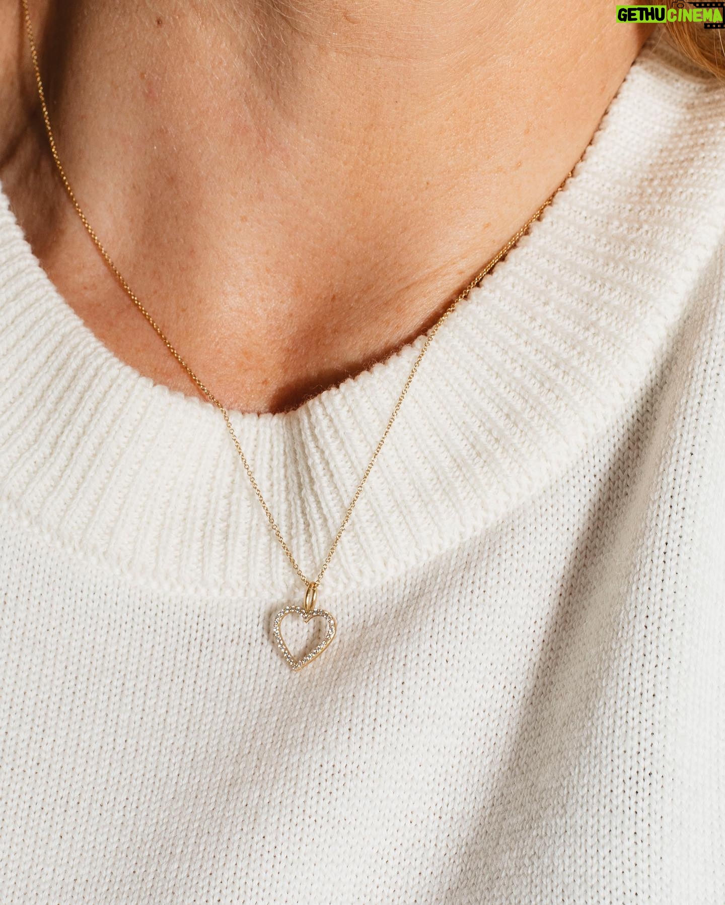 Ebba Kleberg von Sydow Instagram - Mitt diamanthjärta, för att påminna mig om 2024 års viktigaste: Följ ditt hjärta ❤️ Reklam @ebba_jewelry och MYCKET stolt sådan! Mina handgjorda ädla smycken, i 18k guld med naturliga diamanter - smycken att bära nu och alltid.