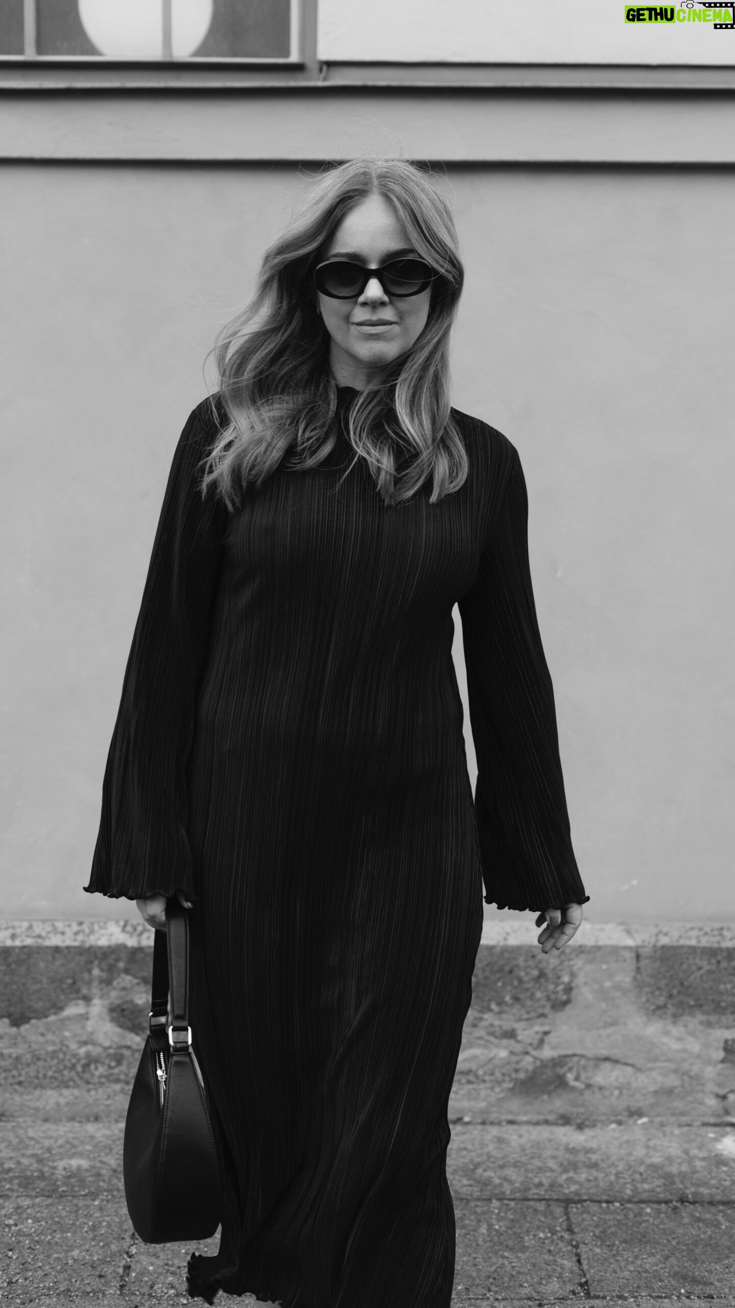 Ebba Kleberg von Sydow Instagram - Mina 3 vårmåsten, reklam @mqmarqet 1. Korta Gemma Jacket i 100% benvitt linne - nyckelplagg för min vårstil, från Stockh lm Studios senaste kollektion! 2. Långa, minimalistiska Aria Coat… 3. …Och stilsäkra off shoulder-toppen Scarlett i svart (finns även i vitt, kolla in mq.se) - perfekt att klä ner eller upp, från vardag till fest, Scarlett är alltid rätt! Skynda till din närmaste MQ butik för att upptäcka underbara garderobshjältar, som förhöjer DIN vårstil ☀️ #mqmarqet