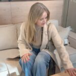 Ebba Kleberg von Sydow Instagram - Reklam @hemtex 🫶🏽 möbelsortiment Forms Objects, FÖLJ MED - jag spanar in kollektionen i Sickla! ☝🏽 Möbler designade i Skandinavien, producerade i Europa. Fin kvalitet, klassisk design, stilren minimalism - OCH smart funktion, älskar sittbänken Nora! Mer info på hemtex.se ☀️ Just nu lanseringserbjudande: 30 - 40% på möbler och mattor från Forms Objects, både i butik och online! Tack #hemtex för en riktigt rolig nyhet!