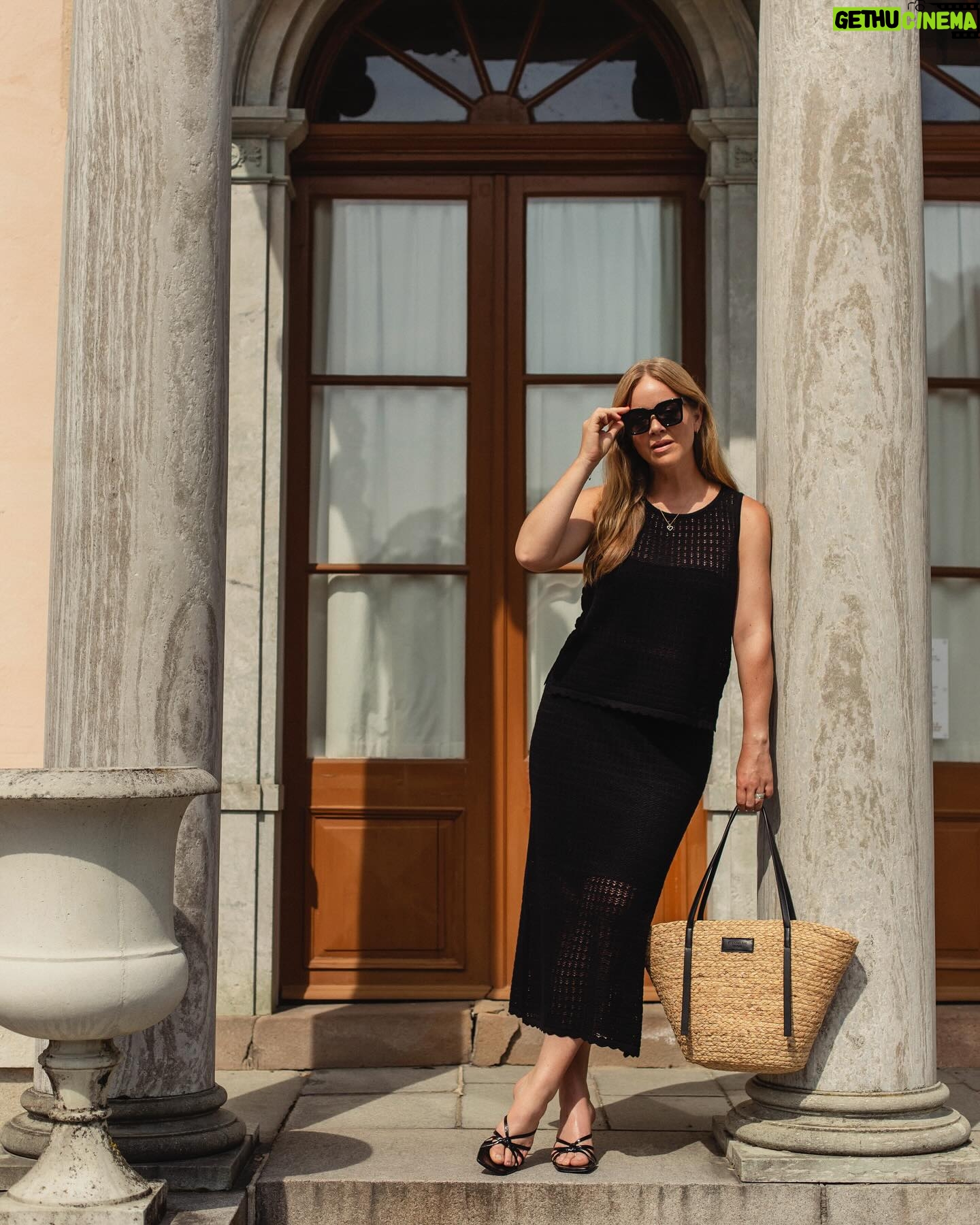 Ebba Kleberg von Sydow Instagram - Reklam: Elegant, välklädd enkelhet, allt jag vill ha just nu ❤️ Som ett perfekt ☝🏽 set i svart (du kommer älska!) & stilsäker, sval kaftan som jag stylar i stan såväl som på stranden. Och stråväskan med svarta detaljer 👌🏽 Skynda till @mqmarqet för nya kollektionen… 🖤