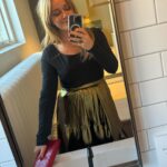Ebba Kleberg von Sydow Instagram - 4 grejer jag älskar då, nu & alltid: Gammal guldkjol! Lackröd kuvertväska! Balettringad top! Heels som tar mig igenom en HEL Juvelkväll med @ebba_jewelry 🫶🏽