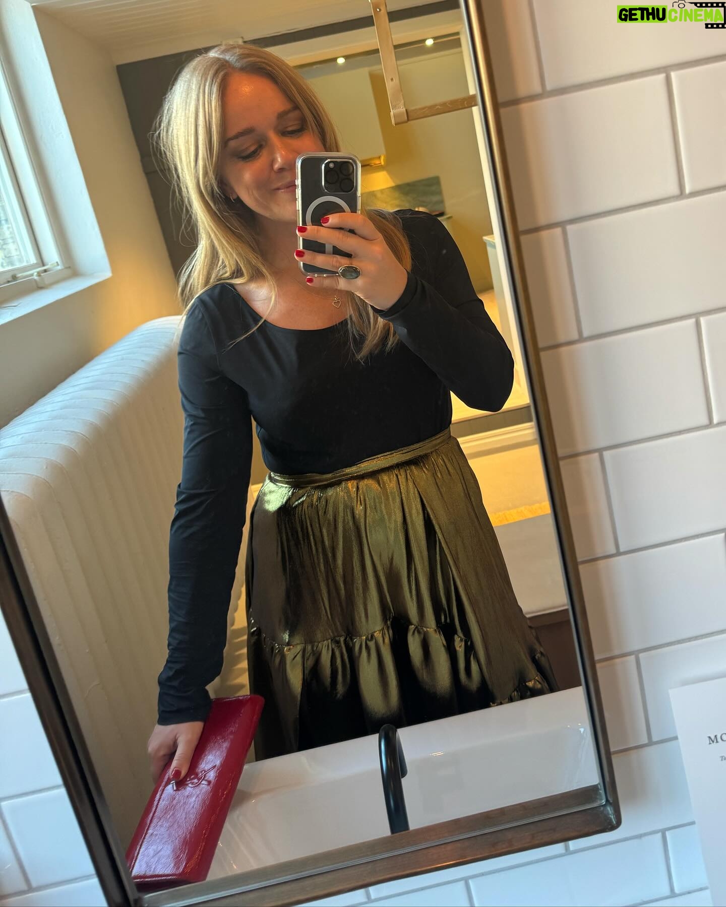 Ebba Kleberg von Sydow Instagram - 4 grejer jag älskar då, nu & alltid: Gammal guldkjol! Lackröd kuvertväska! Balettringad top! Heels som tar mig igenom en HEL Juvelkväll med @ebba_jewelry 🫶🏽