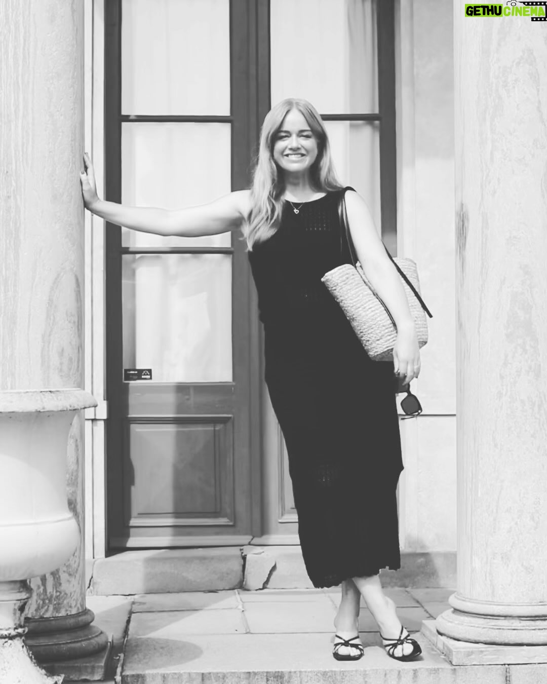 Ebba Kleberg von Sydow Instagram - Reklam: Elegant, välklädd enkelhet, allt jag vill ha just nu ❤️ Som ett perfekt ☝🏽 set i svart (du kommer älska!) & stilsäker, sval kaftan som jag stylar i stan såväl som på stranden. Och stråväskan med svarta detaljer 👌🏽 Skynda till @mqmarqet för nya kollektionen… 🖤