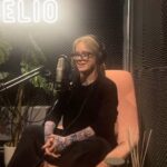 Ebba Kleberg von Sydow Instagram – ”Och DINA intentioner för 2024, Ebba?” – gästade podden @entimmemed och fick frågan om min stora ångest just nu: Mitt 2024. Jag famlar! Skit också. Inte hittat den ännu. Inte hittat rätt intention. Jag har ofta en intention för året. Vara modig. Prova nytt. Balans. Och det FUNKAR verkligen! En slags ledstjärna i smått och stort. Men nu… VET JAG INTE 😭 
Vad jag vill säga med detta svammel är väl att det är okej – det är inte försent att försöka fundera ut det där nu, vad DU vill med ditt 2024 💪🏽❤️ 
PS. Och tack @sanjategeltijaa som ställde bra, viktiga frågor! 💭