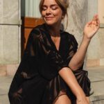 Ebba Kleberg von Sydow Instagram - Reklam: Elegant, välklädd enkelhet, allt jag vill ha just nu ❤️ Som ett perfekt ☝🏽 set i svart (du kommer älska!) & stilsäker, sval kaftan som jag stylar i stan såväl som på stranden. Och stråväskan med svarta detaljer 👌🏽 Skynda till @mqmarqet för nya kollektionen… 🖤
