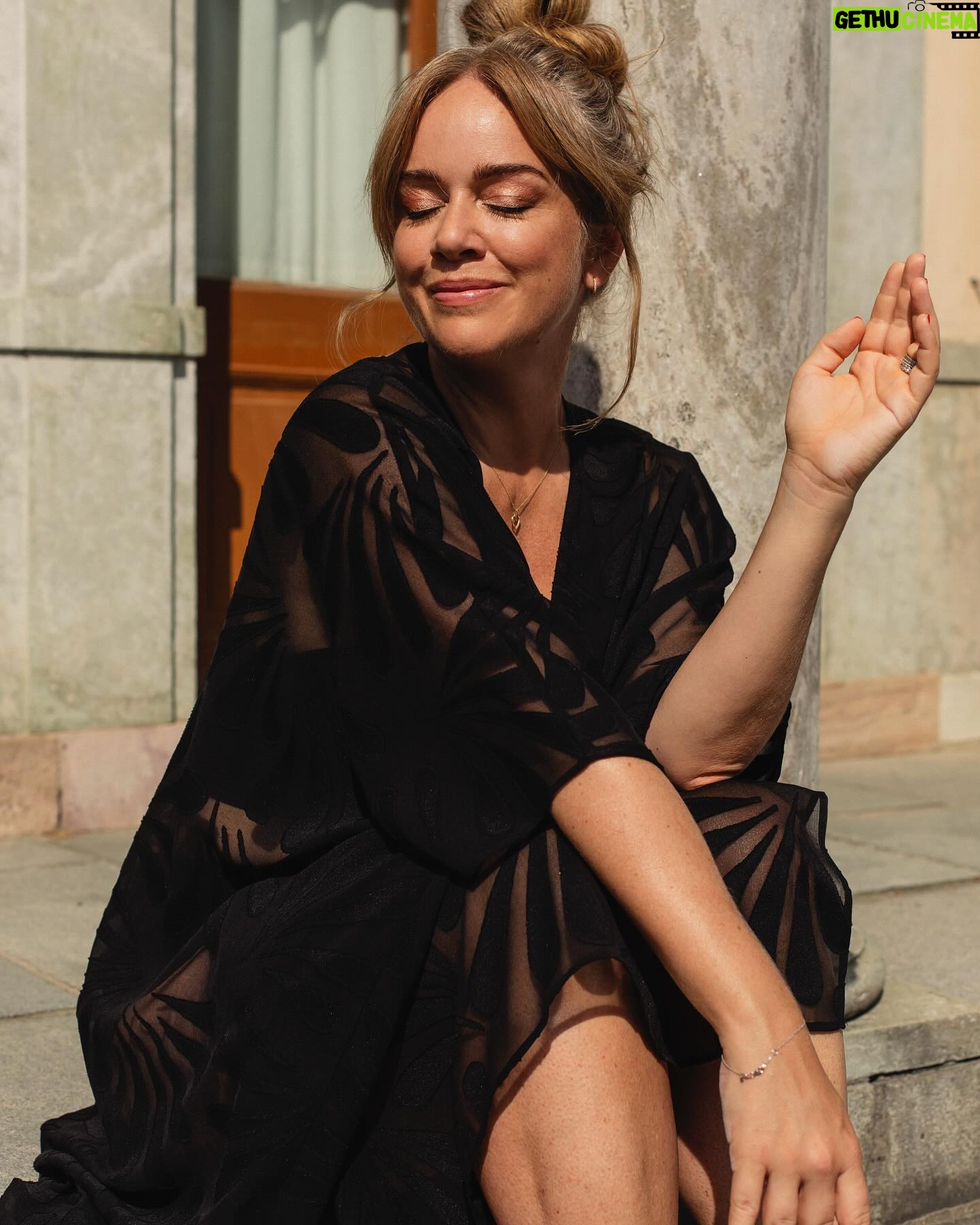 Ebba Kleberg von Sydow Instagram - Reklam: Elegant, välklädd enkelhet, allt jag vill ha just nu ❤️ Som ett perfekt ☝🏽 set i svart (du kommer älska!) & stilsäker, sval kaftan som jag stylar i stan såväl som på stranden. Och stråväskan med svarta detaljer 👌🏽 Skynda till @mqmarqet för nya kollektionen… 🖤