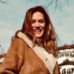 Ebru Cündübeyoğlu Instagram - 2022 benim için çok zor bir seneydi. @ebru__cundubeyoglu_gorgeous_ en iyilerinden bir 2022 toplamış benim için sağolsun. Burada dursun istedim geri dönüp baktığımda en zorlu zamanlarda bile gülünebildiğinin ,mutlu olunabildiğinin,ayakta durabilecek şeyler bulunabildiğinin kanıtı olsun. En başta hep sağlık olsun sonra iyiyi güzeli olumluyu görebilme yeteneğimiz çok olsun. Bir de özlemlerimiz çok can yakmasın. O zaman gelsin hayat bildiği gibi Ne demişler :)) hayat kumdan kale yapmaksa deniz kenarında dalga hesabı yapmamaktır yaşamak 😉