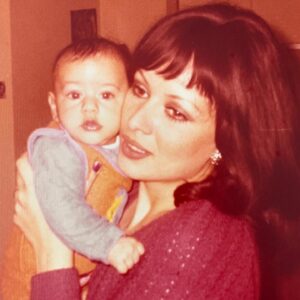 Ebru Cündübeyoğlu Instagram - Başta annemin @hcundubey olmak üzere, ana yarısı canım teyzemin @y.sedaakay ve anne oluşuyla anne olmama vesile canım Füsun annemin anneler gününü kutluyorum. 
Ve “Ferda” ‘dan  küçük bir paragraf bırakıyorum şuraya:
“…….ister içinde olsun ister olmasın, anneler tek bedende yaşamaz ki zaten. Benimde bedenimdeydi . Ve şimdi karnımda taşıdığım bebeğimin de bedeninde. Hem de çok biyolojik bir sebepten; mitokondriler yüzünden.O ilk hücremizden her hücremize enerji veren,canlı olmasını sağlayan mitokondrilermiş.Ve sadece annelerimizden geçermiş. Yani hepimiz annelerimizin hayat enerjisini kullanıp onları hücrelerimizin içinde taşıyoruz. ….” 
Sadece biyolojisi ile değil vicdanı şefkati, emeği ve sevgisiyle içimizde taşıdığımız tüm kadınların anneler günü kutlu olsun