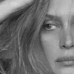 Ebru Cündübeyoğlu Instagram – Geçmiş gelecekten hep daha  belirsiz 
Şimdi ; öğrenilen, anlaşılan, anlaşılmayan,aydınlanan karanlıkta kalan ne varsa geçmişe dair efektlerini değiştiriveriyor tüm anıların. Ağladığında ağladıkların geliyor aklına, güldüğün de güldüklerin, kırdıklarında kırıkların,sustuğunda zaten hep susmuşsun gibi. Şu andan geçiyor ,şu anın rengine bürünüyor bütün hayat. Geçmişi de geleceği de temize çıkaran sadece şu an.
Ve seni hiç kandırmayan. Tek gerçek olan.

Foto da efektli