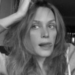 Ebru Cündübeyoğlu Instagram – Geçmiş gelecekten hep daha  belirsiz 
Şimdi ; öğrenilen, anlaşılan, anlaşılmayan,aydınlanan karanlıkta kalan ne varsa geçmişe dair efektlerini değiştiriveriyor tüm anıların. Ağladığında ağladıkların geliyor aklına, güldüğün de güldüklerin, kırdıklarında kırıkların,sustuğunda zaten hep susmuşsun gibi. Şu andan geçiyor ,şu anın rengine bürünüyor bütün hayat. Geçmişi de geleceği de temize çıkaran sadece şu an.
Ve seni hiç kandırmayan. Tek gerçek olan.

Foto da efektli