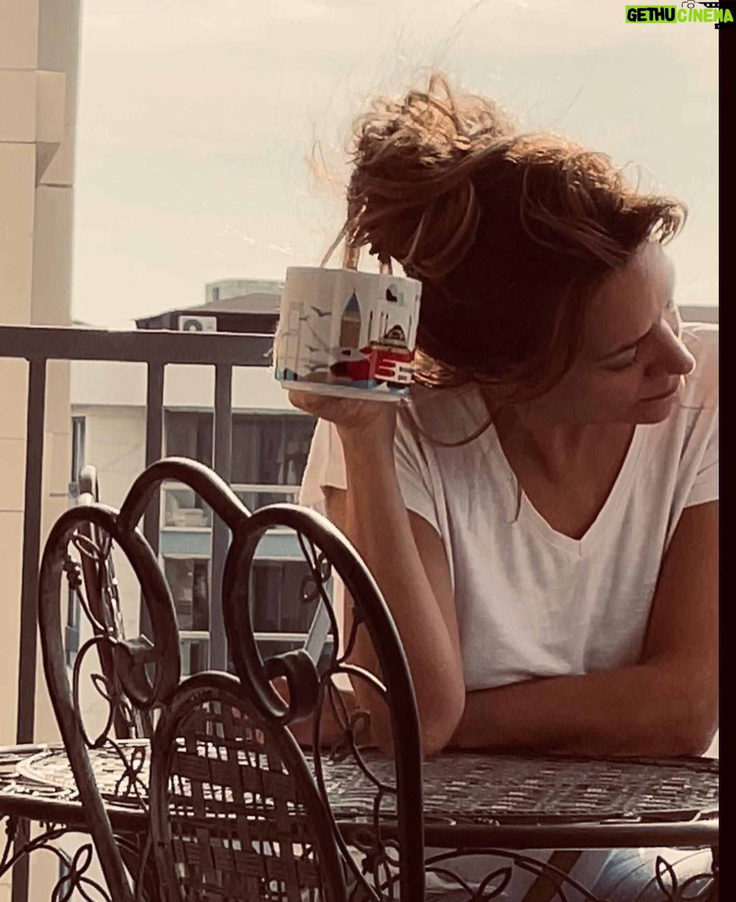 Ebru Cündübeyoğlu Instagram - Düşmeyen cemreler de olur İlki sonu olmayan baharlar da Sözü olmayan duygular da ..