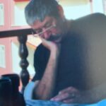 Ebru Cündübeyoğlu Instagram - Cassiopeia hala bizim babacığım Güneşi güzel batırıyoruz “Kavuşuyoruz baharla sürümüze..” Celal İnce söylüyormuş buldum Balık çok yok Murpy devam Beşinci ayak yatmaya elverişli ama iyi şeyler de oluyor azıcık. Şampiyon 💛❤️olduk babacığım taka taka tak ! Annem çakmağını alıyor hala Her iki sigarasından biri sana Vakti geldi artık şimdi meyve tabağını da hazırlarız inceden N(e)tekim :) çok özlüyoruz seni çok