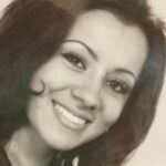 Ebru Cündübeyoğlu Instagram – Gülüşümü gülüşüne benzetirler. Ne mutlu bana 
Canım teyzem ♥️
Şimdi sen gittin ya biz çok eksildik. Eksildik diyorum ama varlığınla, dolu dolu sevginle, emeğinle, öğrettiklerinle, güzel enerjinle o kadar karışmışsın ki içime içimize aslında mümkün değil eksikliğini hissetmek mümkün değil sana öldü demek. 
Güzel sıcacık,gülüşünle baksın şuracıktan fotoğrafın. Bir de çok beğendiğin en sevdiğim yaşım dediğin fotoğrafı koyuyorum ki sen her yaşı güzelleştirendin.
Seni çok seviyorum çok seviyorum ve beni çok sevdiğini biliyorum ve bu duyguyu yaşayabildiğim için Tanrı’ya binlerce binlerce şükür ediyorum