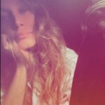 Ebru Cündübeyoğlu Instagram - Akı lacivert bir yumurta kırılmıştı göğe. Işık sızmıyordu yıldızlardan, o kadar yırtıksızdı gece. #ferda