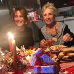 Ebru Cündübeyoğlu Instagram - Görünürde yoklamada eksikler var evet ama gönlümüz dolu dolu öyle sevilmiş öyle sevmişiz ki şimdi bizim bir nefesimizle kaç kalp atıyor kalbimizde 🤍🤍🤍