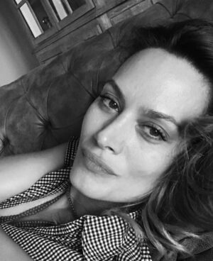 Ebru Cündübeyoğlu Instagram - Düşmeyen cemreler de olur
 İlki sonu olmayan baharlar da 
Sözü olmayan duygular da ..