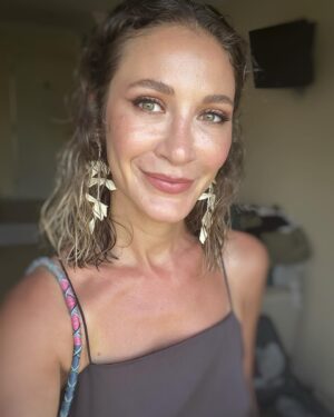 Ece Dizdar Instagram - Yaz dumpımsı. Sadece güzel olan kısımları. 
Datça Karaburun Asos Seferihisar Feneryolu. 
Bazı post production stüdyoları. 
Bazı düğünler. Bazı kalp kırıklıkları önceleri ve sonraları. 🤍