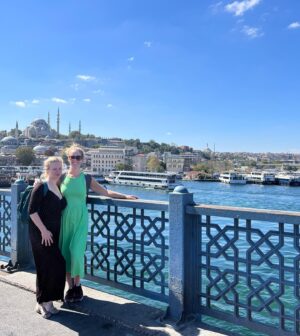 Ece Dizdar Instagram - Turist gezdirmek diyince de ben. Konservatuardan sınıf arkadaşlarım zaman zaman ev arkadaşlarım falan, çoluk çocuğu bırakıp kaçtılar. 
2,5 günleri vardı, ön hazırlık şarttı 😅 bir kebap bi rakı balık bi hamam bi karaköy/sultanahmet bi moda bi çiya tamam. 

Ulaşımda zor gün dostu @touringo_travel iyi ki;)

Love you girls. @maevelondonirishlove @racheladaniel 💜
