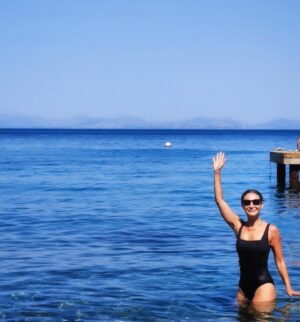 Ece Dizdar Instagram - 180 derece. Sade, sevgili, güvenli, dost…
Hoş kal Datça. Kalırsak seneye, görüşürüz💙