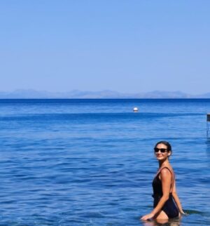 Ece Dizdar Instagram - 180 derece. Sade, sevgili, güvenli, dost…
Hoş kal Datça. Kalırsak seneye, görüşürüz💙