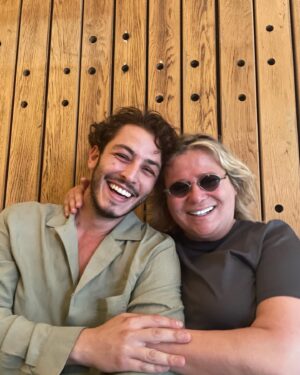 Ece Yörenç Instagram - Ve Şeyyaz ❤️
@borankuzum ❤️ #kgkg @bertanbasaran 
@netflixturkiye @ayyapim