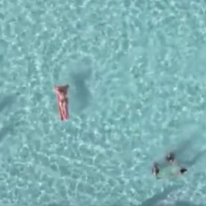 Ece Çeşmioğlu Instagram - İlk aşık olduğun yaz tüm yazlardan farklıdır. • Geçen Yaz 9 Temmuz’da sadece @netflixturkiye ‘de! 🎉