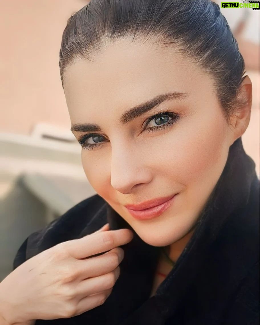 Ece Özdikici - 3 Likes - 🖤 Hep neşe paylaşmak yalan olur. Çok yorgunum çocuklar. Çok yol geldim gibi... Bir yandan da geldiğim yer hep aynı gibi... Neyse, eminim büyük planda her şey yolundadır.