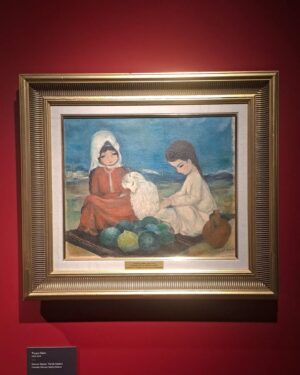 Ece Özdikici Instagram - Gecen hafta gittiğim Türkiye İş Bankası Resim Heykel Müzesi' nden nasıl bahsetmem? Olağanüstü bir değer. 1907 yılında Joseph Baudouy tarafından inşa edilen tarihi yapı, geçen sene 29 Ekimde, Cumhuriyetimizin 100.yılında, müze olarak bize sunuldu. 
 Beş ve dördüncü katlarda kalıcı sergi var. 19.yy. sonu, 20.yy. başı Türk resim sanatı öncülerinden, günümüz sanatçılarına uzanan bir evrim hikayesine tanık olur gibi geziyorsunuz.
 Üçüncü ve ikinci katlarda süreli sergiler var. Bu katlar da koleksiyonun İstanbul temalı resimlerinden geniş bir seçki sunuyor. 

İnstagramın sadece on fotoğrafa izin vermesi, böyle güzel gönderilerde canımı sıkıyor. Daha sonra reel yapacağım diyerek kendimi ikna ediyorum.

1) Kapak olması gerektiği için ben.😃 2)Nuri İyem "Köylü Kadın Portresi" ( bayılıyorum, ölüyorum, bitiyorum💜) 
3) Mustafa Ata "Kızılağaç Resimleri"
4) Ferit Apa "Çocuk Portresi" ( 💜 Nasıl güzel, nasıl)
5) Feyhaman Duran "Güzin Duran Portresi"
6) Leyla Gamsız Sarptürk "Prova"
7) Turgut Zaim "Kavun Satan Yörük Kadını" (💜 Başucumda bu resim duruyor. Bayılırım.)
8) Nuri İyem "Kardeşler"
9) Fevzi Karakoç "Bina restore edilirken, ahşap kapılardan dört tanesi sanat eserine dönüştürülmüş. 
Arkadaki resimler Neş'e Erdok
10)Rahmi Aksungur "Özlem"

Bu müze için @issanat a teşekkürler🤗