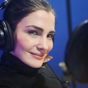 Ece Özdikici Instagram - Çocukken Calgon reklamında oynayan kadın gibi konuşmaya çalışırdım. Aslında İngilizce konuşan kadına dublaj yapılmıştı. Why derken ki ağzını düşünün, oradan cıkan "Neden" kelimesini duyuyordum. O kadın gibi neden demeye calısıp duruyordum. Nüdeeeen gibi birşey oluyordu haliyle. Yaş 4 civarı😄😄 Yıllar geçti dublaj yapıyorum. Why diyen ağızlardan benim sesim "neden" diyor😊