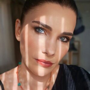 Ece Özdikici Instagram - Sette ışık buldum, çektiler:)

Seç, beğen, hangisi? :)