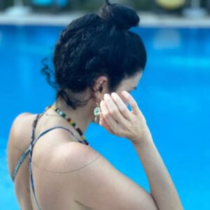 Ece Özdikici Instagram - Ağaç değilsin hareket edebilirsin noktasından, biraz köklensem mi noktasına getiren şeyin adı HAYAT. 

NO ROOTS🩵