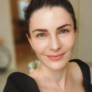 Ece Özdikici Instagram - O kadar makyajla ben de güzel olurumculara sesleniyorum; olun. Neden duruyorsunuz? Yıllardır aynı cümleyi duyuyoruz. Lütfen olun:)

Not: Ben nasılsa böyle de güzelimciler.😃😜😆