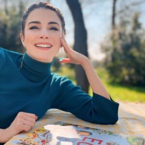 Ece Özdikici Instagram - Ara ara kitabımdan bahsedeceğim. Yetişkinlere ulaşmasını da arzu ettiğim bir çocuk kitabı yazdım ve resimledim. Neden yetişkinlere de ulaşmasını istiyorum derseniz, daha önceki gönderimdeki açıklamamı kopyalayıp yapıştıracağım.🥰

 ❤️ Yakınlarım bilir; en hassas olduğum konular; israf, geri dönüşüm, atıklar, doğal kaynakların kötü şekilde kullanılmasıdır. Çevremde herkes ağaç sever, hayvan korur. Şanslı bir insanım, iyilerle dolu çevrem. Yine de bir kağıdı, bir kağıt peçeteyi israf ettiğinde birden çok ağacın sırf o kağıt için tüketildiğini bilmeyen çok. Ağacı kesmemek yetmiyor. Orman yangınlarına üzülmek de yetmiyor. Evimizde kaç orman yakıyoruz bilseniz. Dedeler gibi konuşuyorum, ama konuşmam lazım! Yetmez yazmam lazım, yetmez resimlemem lazım, yetmez çocuklara bunu iyi anlatmam lazım. Ben de öyle yaptım. Yazdım, resimledim, çocuklara anlattım. Ailelerin de kitabı çocukları ile okurken "Aaaa evet öyle, değil mi?!" diye farkındalık yaşamasını hayal ediyorum. 😃🫣Var bir hayalimiz.🥰Gerçekleşen hayallere bir tik daha attım. Farkındalık gelişmesine katkım olursa ne mutlu bana😘

Kitabı profilimdeki linkten satın alabilirsiniz. Aşağıya da linki kopyalayıp yapıştıracağım ama onun işe yarayacağını sanmıyorum. Siz profilimdeki websitemin de kayıtlı olduğu linke tıklayın, tek tek çıkacak. 🫠🥰Okuyanlar bana haber etsin.

Link: https://divitkitabevi.com/kultur-kitaplari/cocuk-kitaplari/prd-ece-geri-donusumu-anlatiyor

@divit_kitabevi